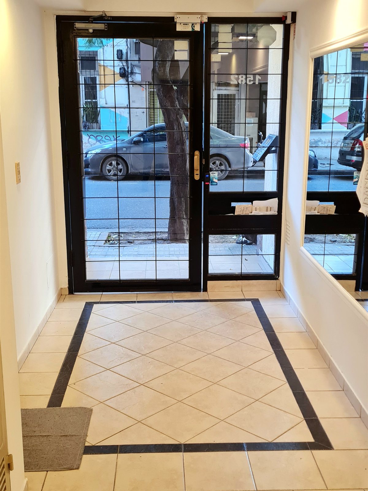 Hall de entrada de edificio con pintura integral renovada