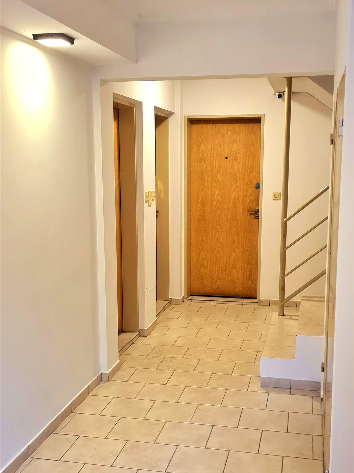 Hall de entrada de un edificio con pintura interior renovada