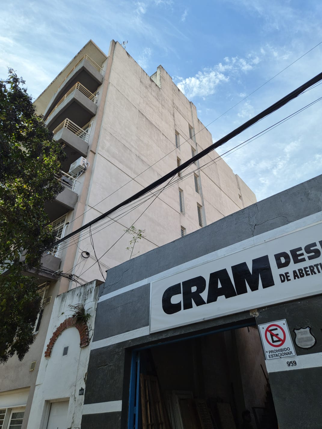 Edificio de Pueyrredón 953 con la medianera manchada y deteriorada — antes del trabajo