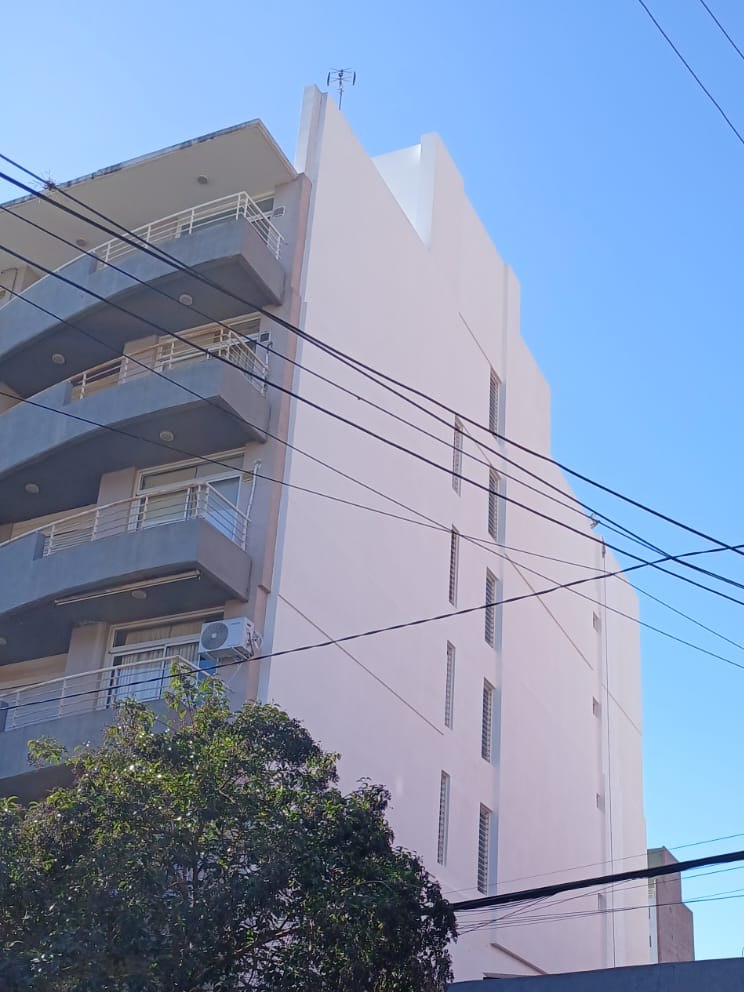 Edificio de Pueyrredón 953 con la medianera impermeabilizada y pintada de blanco — después del trabajo de Grupo AD