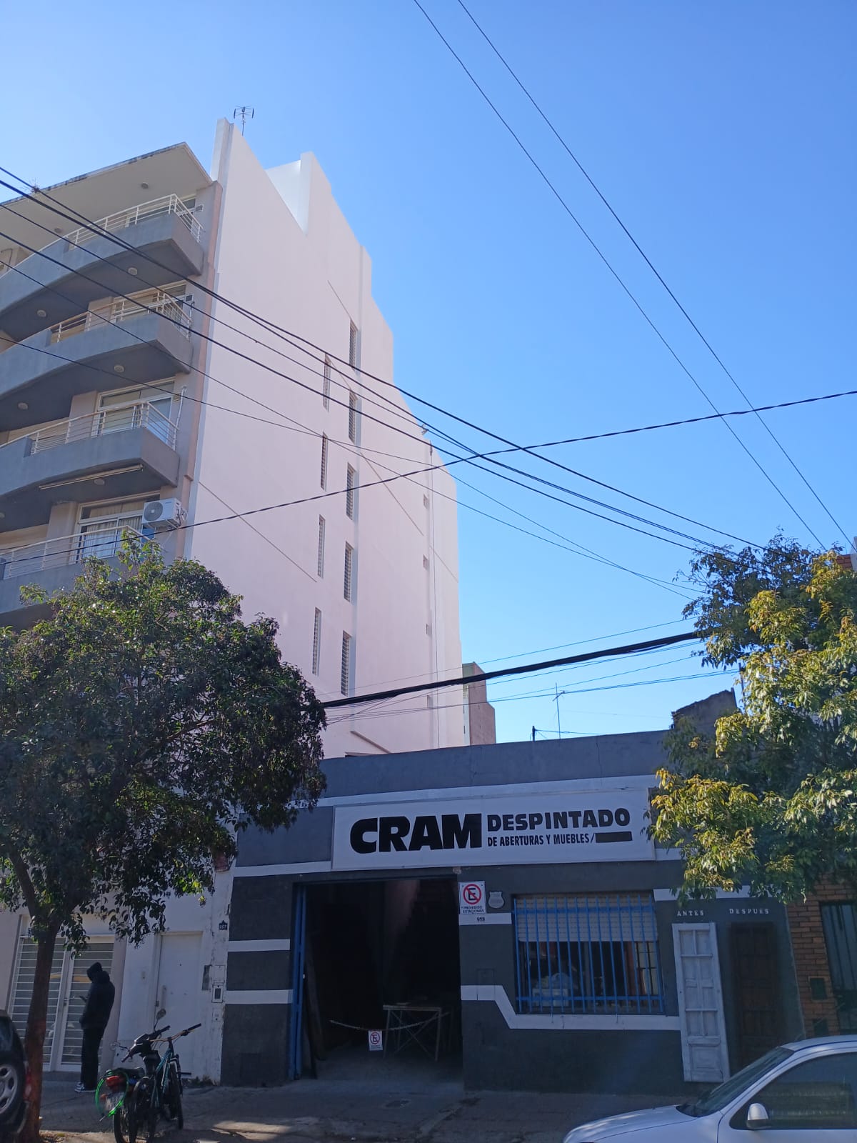 Edificio con la medianera impermeabilizada y pintada de blanco — resultado final